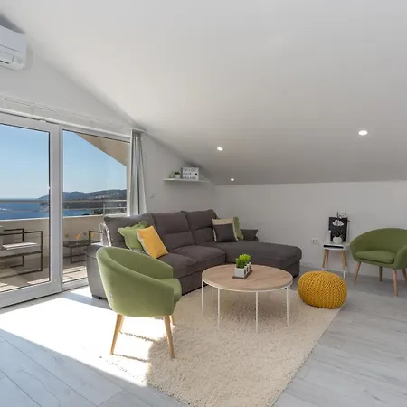 Golden View Penthouse Lejlighed