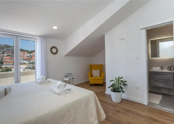 Golden View Penthouse Apartment *