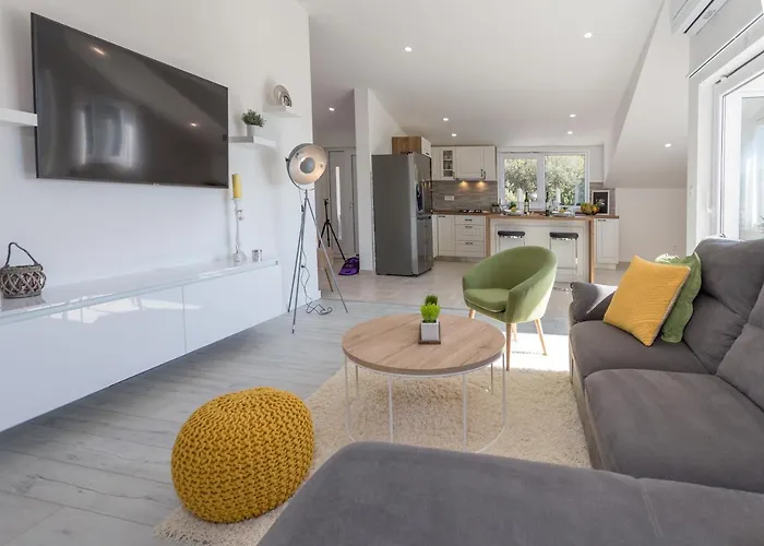 Golden View Penthouse Hvar Town